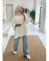 Tee-shirt over beige