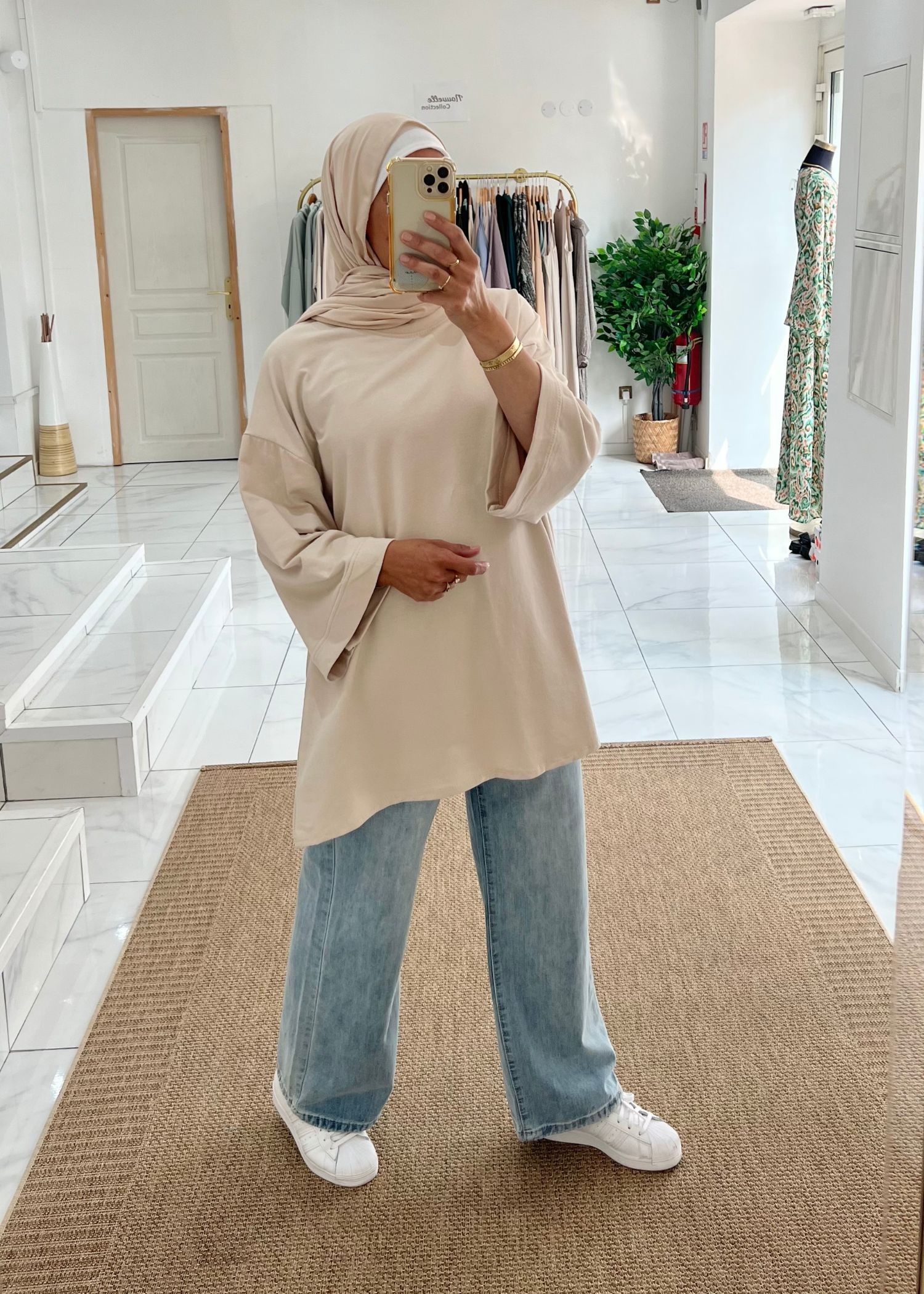 Tee-shirt over beige