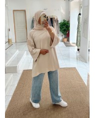 Tee-shirt over beige