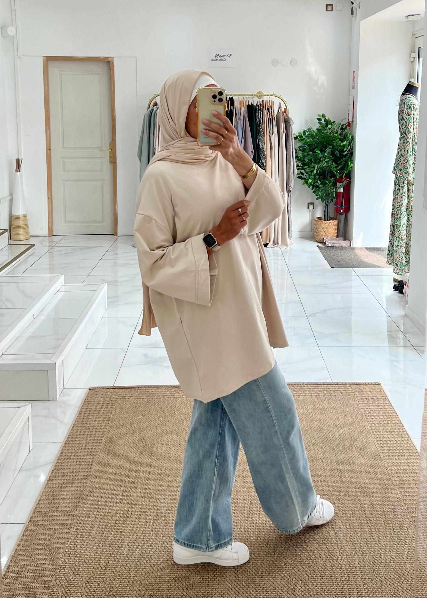 Tee-shirt over beige