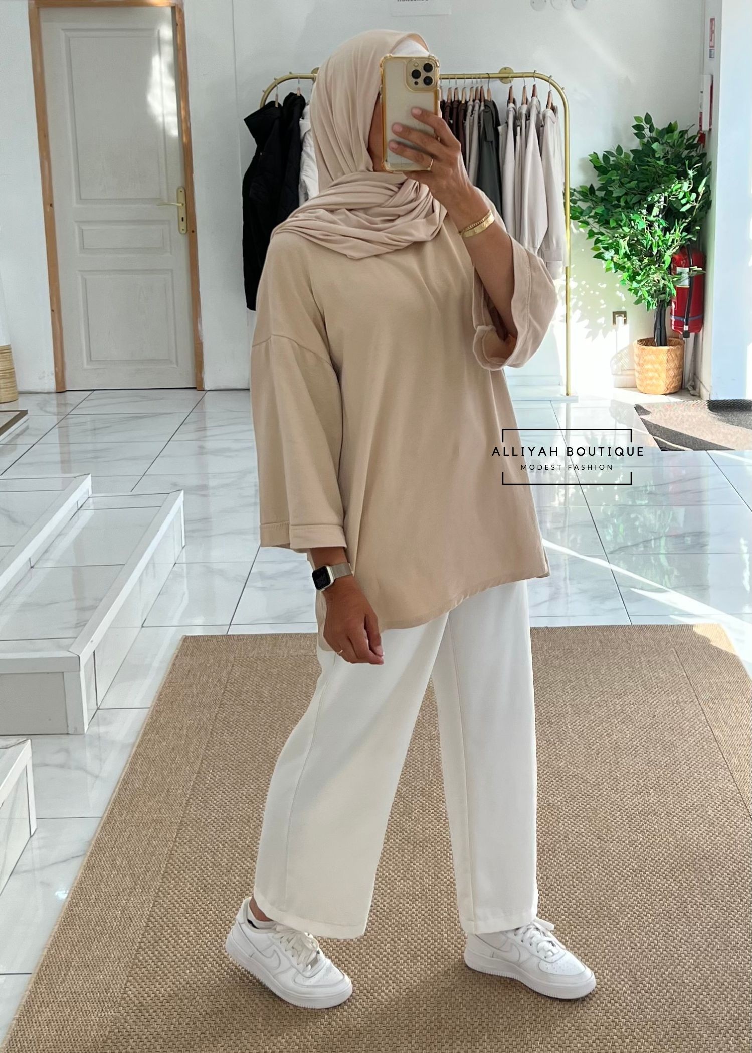 Tee-shirt over beige