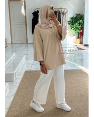 Tee-shirt over beige