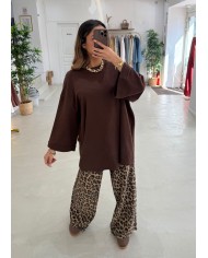 Tee-shirt over beige