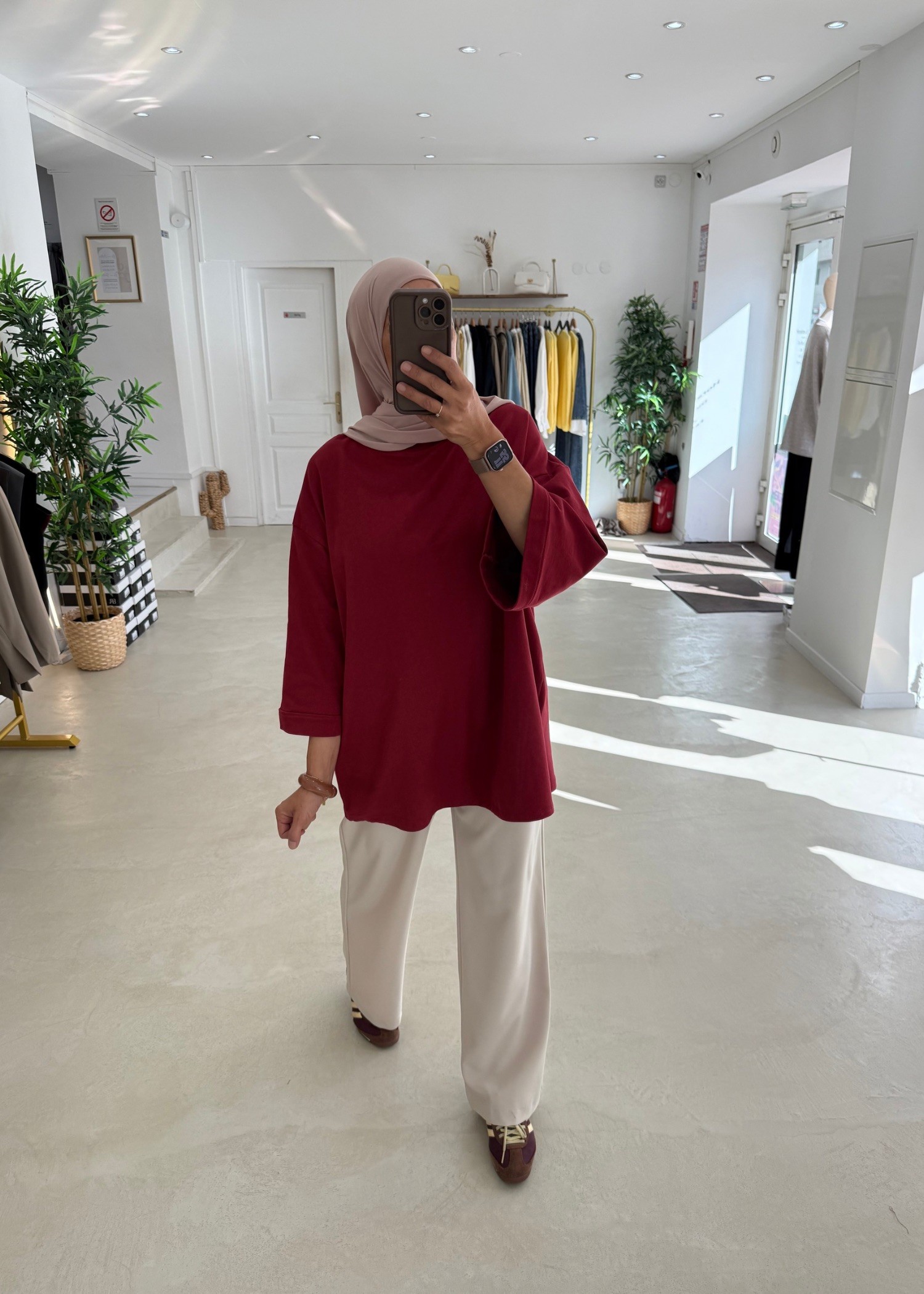 Tee-shirt over bordeaux