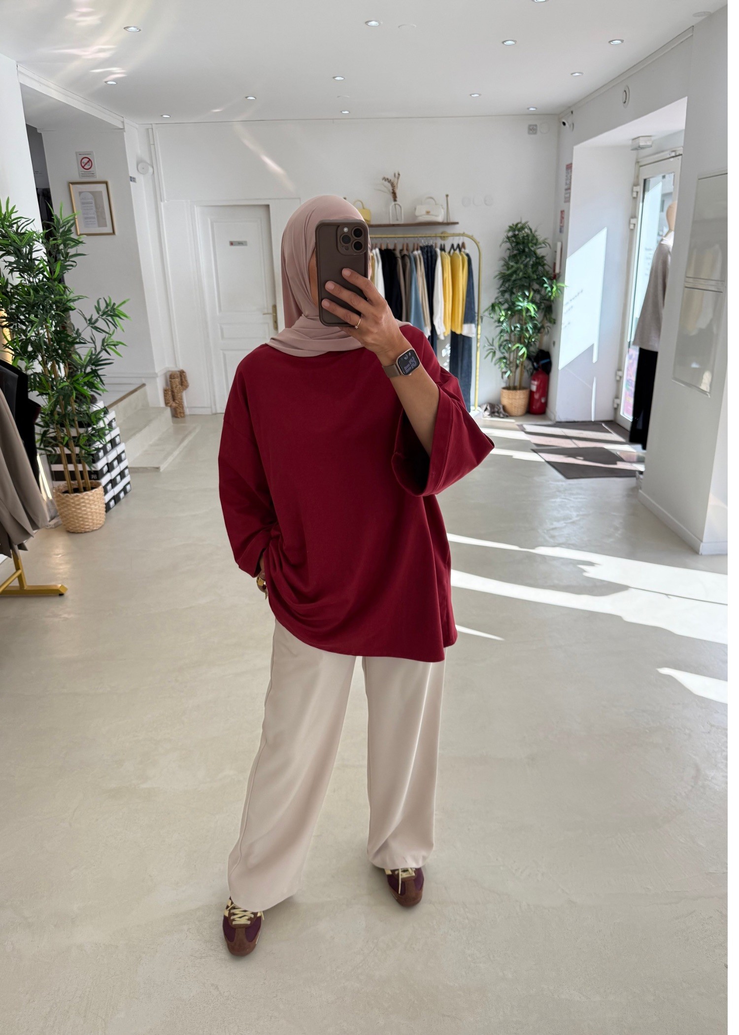 Tee-shirt over bordeaux